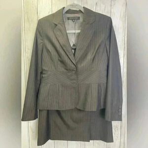 Anne Klein two piece skirt suit  size 8p brown/work/ career